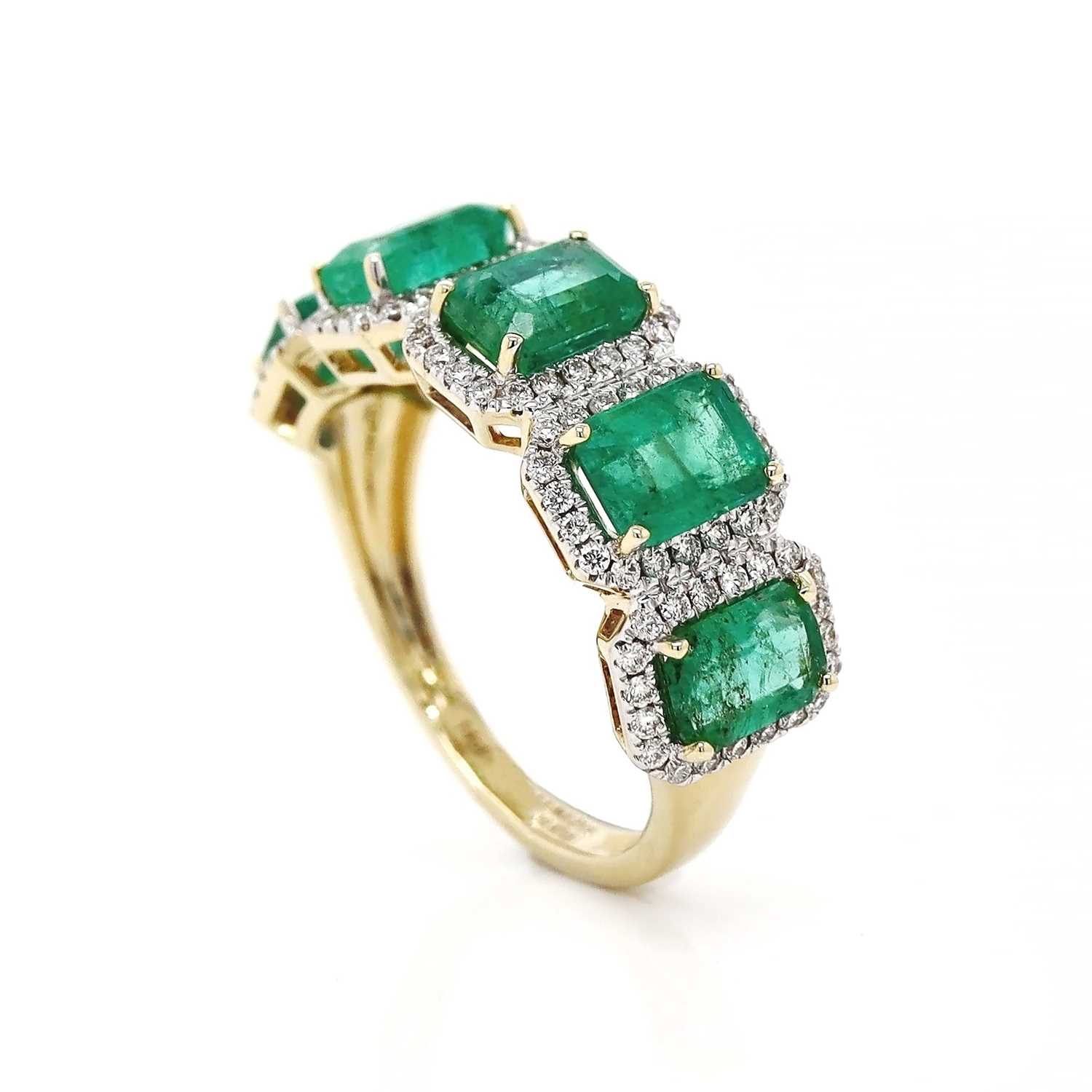 Lot 3 - 3.21ct Emerald & Diamond Ring